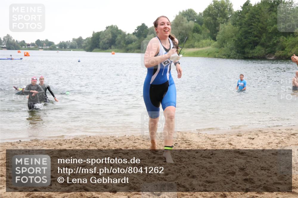 21.06.2025 - 27. Vierlanden-Triathlon Lena Gebhardt http://msf.ph/oto/8041262 15.06.2025 13:06:43 Schwimmen 1175, 1191, 1210, 1217 meine-sportfotos.de