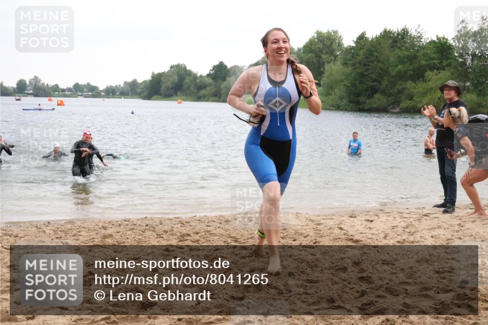21.06.2025 - 27. Vierlanden-Triathlon Lena Gebhardt http://msf.ph/oto/8041265 15.06.2025 13:06:43 Schwimmen 1175, 1191, 1210, 1217 meine-sportfotos.de