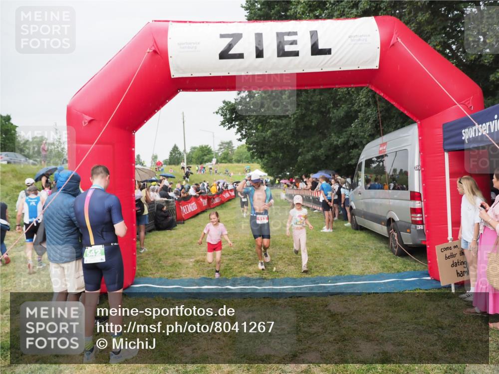 21.06.2025 - 27. Vierlanden-Triathlon MichiJ http://msf.ph/oto/8041267 15.06.2026 13:28:27 Ziel 113, 733, 751, 828, 1062, 1063, 1064 meine-sportfotos.de