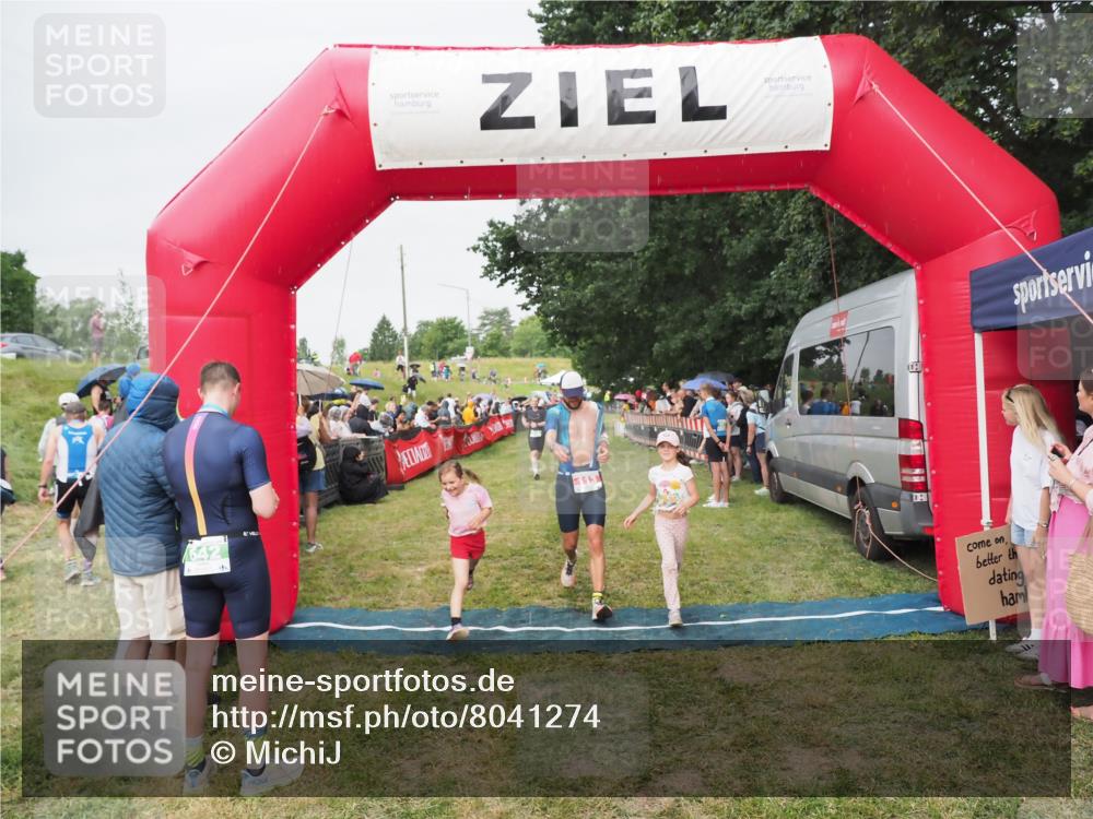 21.06.2025 - 27. Vierlanden-Triathlon MichiJ http://msf.ph/oto/8041274 15.06.2026 13:28:27 Ziel 113, 733, 751, 828, 1062, 1063, 1064 meine-sportfotos.de