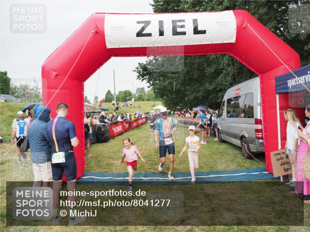 21.06.2025 - 27. Vierlanden-Triathlon MichiJ http://msf.ph/oto/8041277 15.06.2026 13:28:27 Ziel 113, 733, 751, 828, 1062, 1063, 1064 meine-sportfotos.de