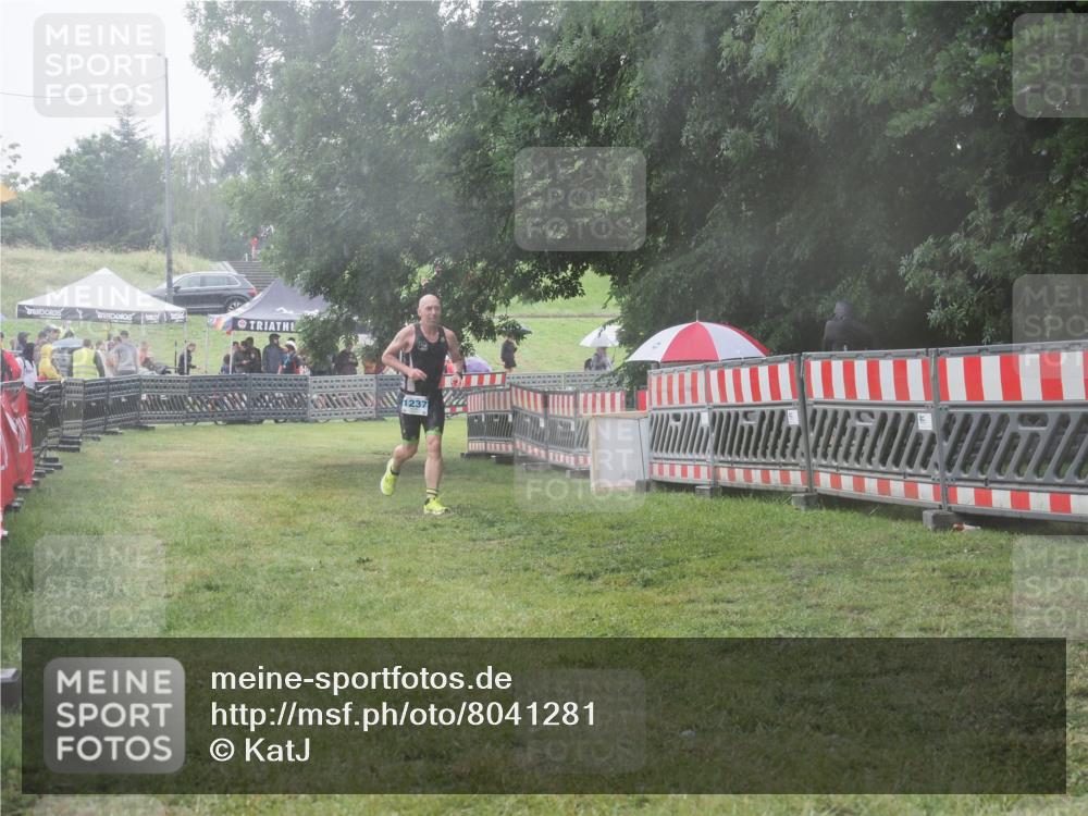 21.06.2025 - 27. Vierlanden-Triathlon KatJ http://msf.ph/oto/8041281 15.06.2025 14:31:40 Ziel 1237 meine-sportfotos.de