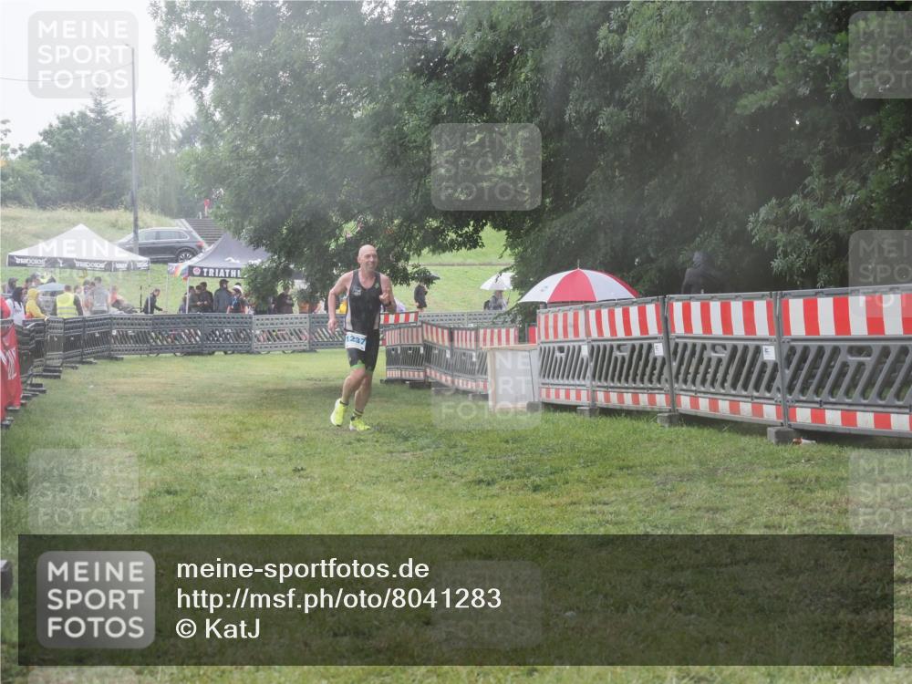 21.06.2025 - 27. Vierlanden-Triathlon KatJ http://msf.ph/oto/8041283 15.06.2025 14:31:40 Ziel 1237 meine-sportfotos.de