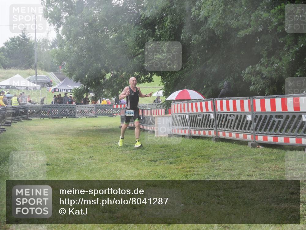 21.06.2025 - 27. Vierlanden-Triathlon KatJ http://msf.ph/oto/8041287 15.06.2025 14:31:41 Ziel 1237 meine-sportfotos.de