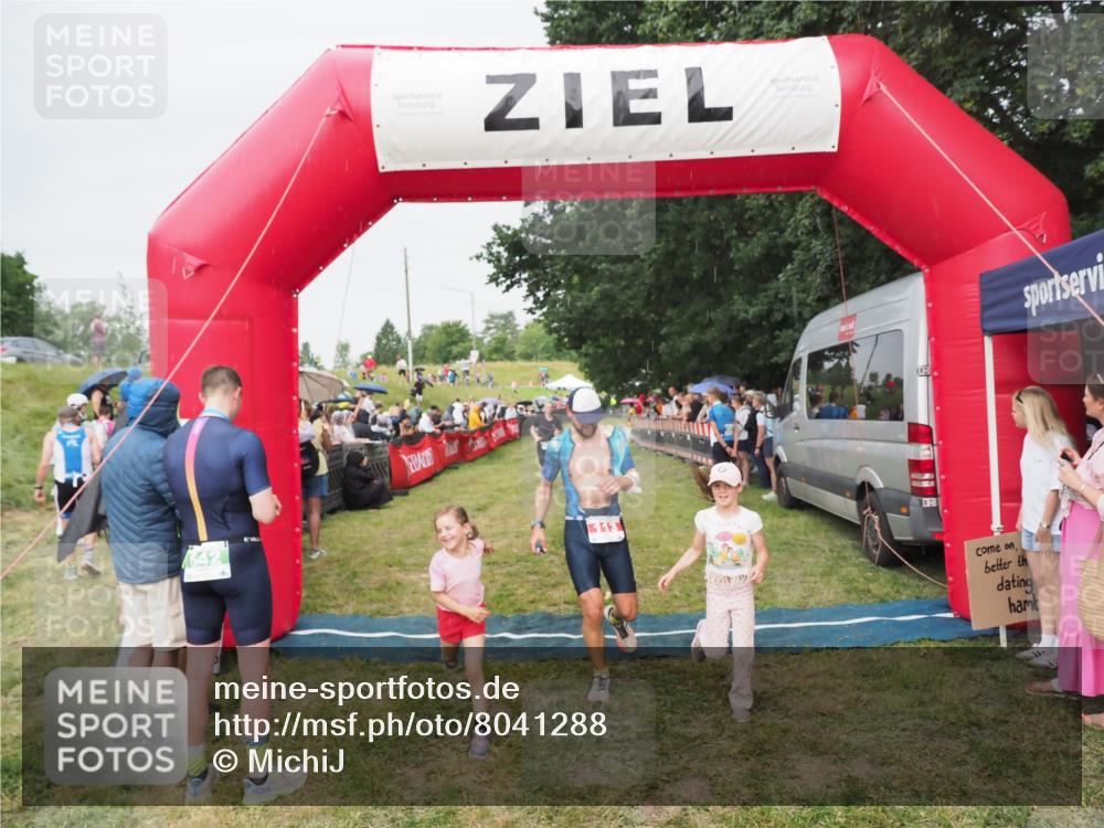 21.06.2025 - 27. Vierlanden-Triathlon MichiJ http://msf.ph/oto/8041288 15.06.2026 13:28:27 Ziel 113, 733, 751, 828, 1062, 1063, 1064 meine-sportfotos.de