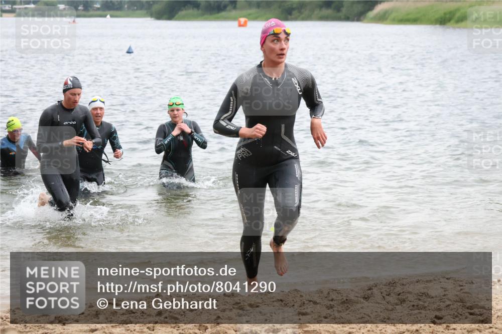 21.06.2025 - 27. Vierlanden-Triathlon Lena Gebhardt http://msf.ph/oto/8041290 15.06.2025 13:06:48 Schwimmen 1167, 1175, 1191, 1205, 1210, 1215, 1217 meine-sportfotos.de
