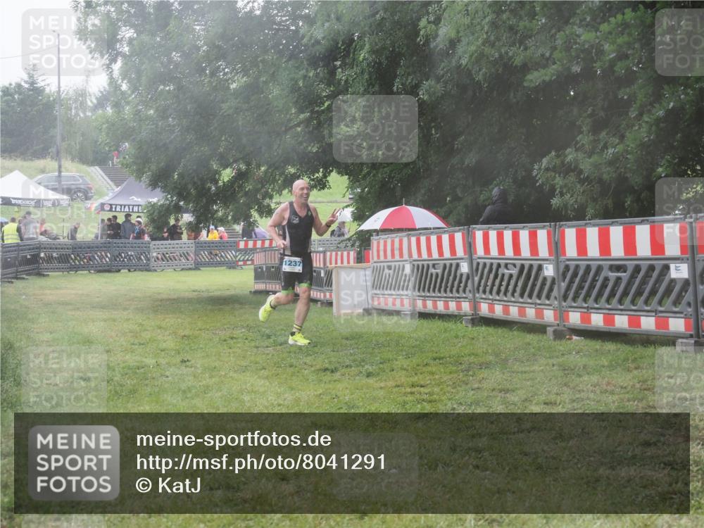 21.06.2025 - 27. Vierlanden-Triathlon KatJ http://msf.ph/oto/8041291 15.06.2025 14:31:41 Ziel 1237 meine-sportfotos.de