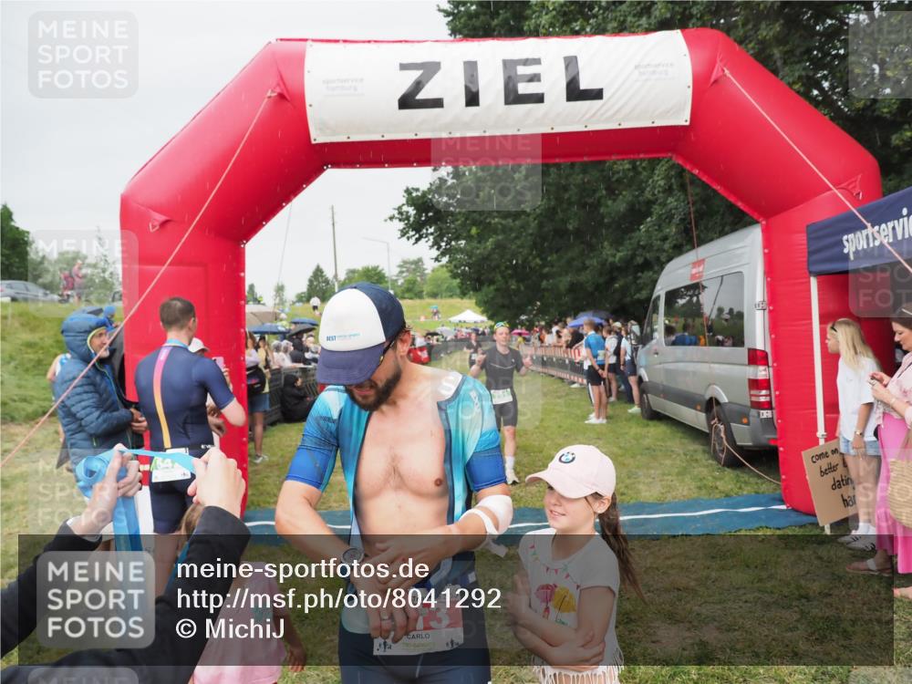 21.06.2025 - 27. Vierlanden-Triathlon MichiJ http://msf.ph/oto/8041292 15.06.2026 13:28:30 Ziel 113, 670, 733, 751, 828, 1062, 1063, 1064 meine-sportfotos.de