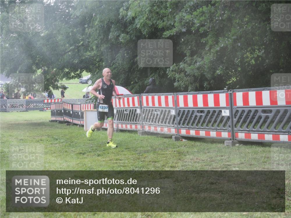 21.06.2025 - 27. Vierlanden-Triathlon KatJ http://msf.ph/oto/8041296 15.06.2025 14:31:41 Ziel 1237 meine-sportfotos.de