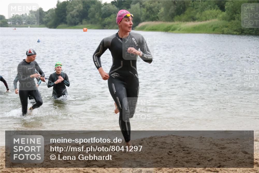 21.06.2025 - 27. Vierlanden-Triathlon Lena Gebhardt http://msf.ph/oto/8041297 15.06.2025 13:06:49 Schwimmen 1167, 1175, 1191, 1205, 1210, 1215, 1217 meine-sportfotos.de