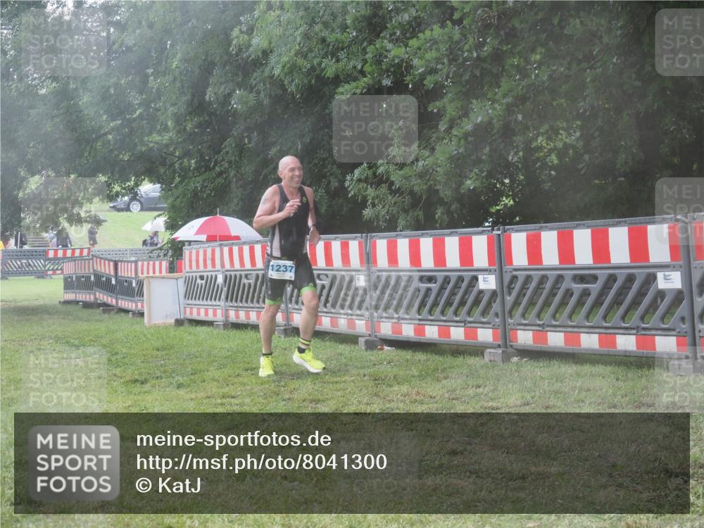 21.06.2025 - 27. Vierlanden-Triathlon KatJ http://msf.ph/oto/8041300 15.06.2025 14:31:42 Ziel 1237 meine-sportfotos.de