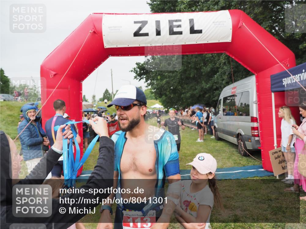 21.06.2025 - 27. Vierlanden-Triathlon MichiJ http://msf.ph/oto/8041301 15.06.2026 13:28:30 Ziel 113, 670, 733, 751, 828, 1062, 1063, 1064 meine-sportfotos.de