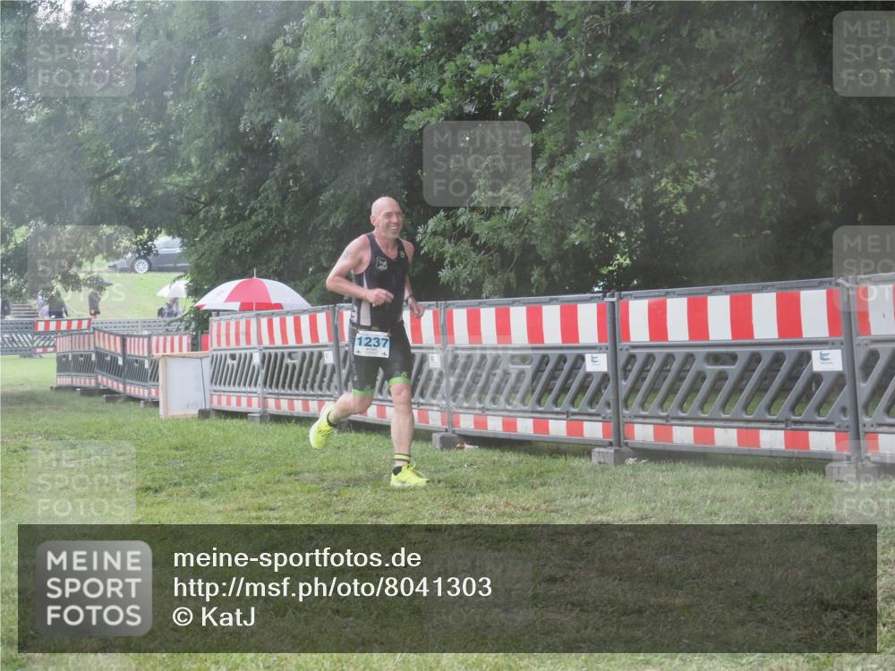 21.06.2025 - 27. Vierlanden-Triathlon KatJ http://msf.ph/oto/8041303 15.06.2025 14:31:42 Ziel 1237 meine-sportfotos.de