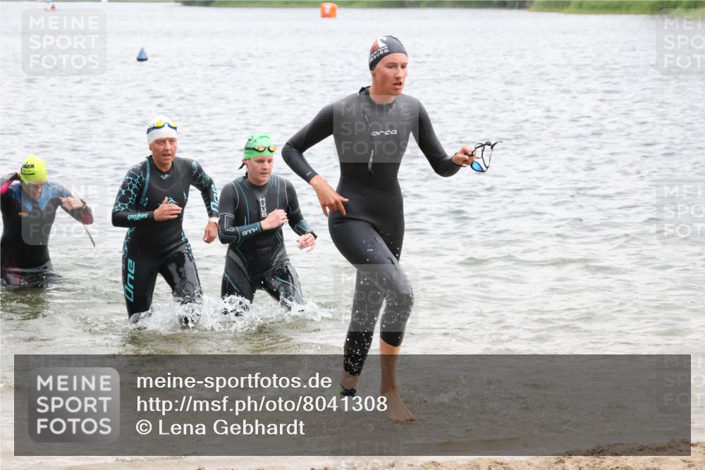 21.06.2025 - 27. Vierlanden-Triathlon Lena Gebhardt http://msf.ph/oto/8041308 15.06.2025 13:06:50 Schwimmen 1166, 1167, 1175, 1191, 1200, 1205, 1210, 1215, 1217 meine-sportfotos.de