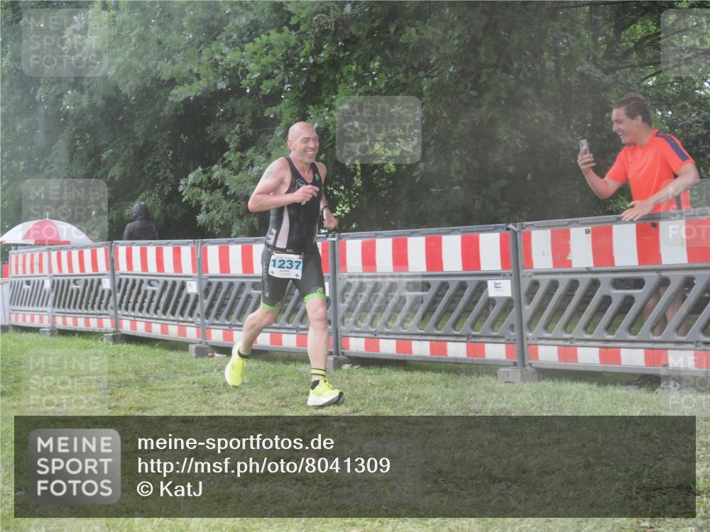 21.06.2025 - 27. Vierlanden-Triathlon KatJ http://msf.ph/oto/8041309 15.06.2025 14:31:42 Ziel 1237 meine-sportfotos.de