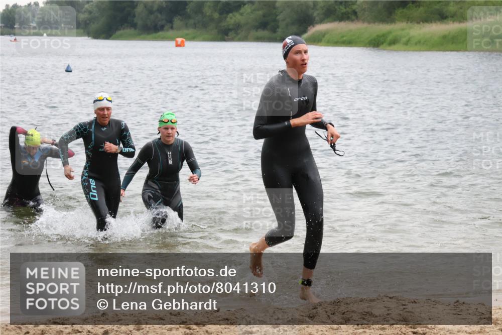 21.06.2025 - 27. Vierlanden-Triathlon Lena Gebhardt http://msf.ph/oto/8041310 15.06.2025 13:06:50 Schwimmen 1166, 1167, 1175, 1191, 1200, 1205, 1210, 1215, 1217 meine-sportfotos.de