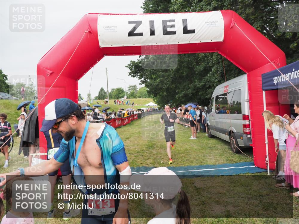 21.06.2025 - 27. Vierlanden-Triathlon MichiJ http://msf.ph/oto/8041314 15.06.2026 13:28:33 Ziel 113, 670, 751 meine-sportfotos.de