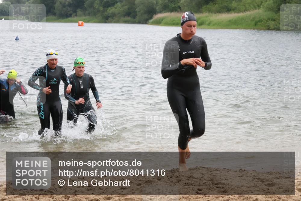 21.06.2025 - 27. Vierlanden-Triathlon Lena Gebhardt http://msf.ph/oto/8041316 15.06.2025 13:06:51 Schwimmen 1166, 1167, 1175, 1191, 1200, 1205, 1210, 1215, 1217 meine-sportfotos.de