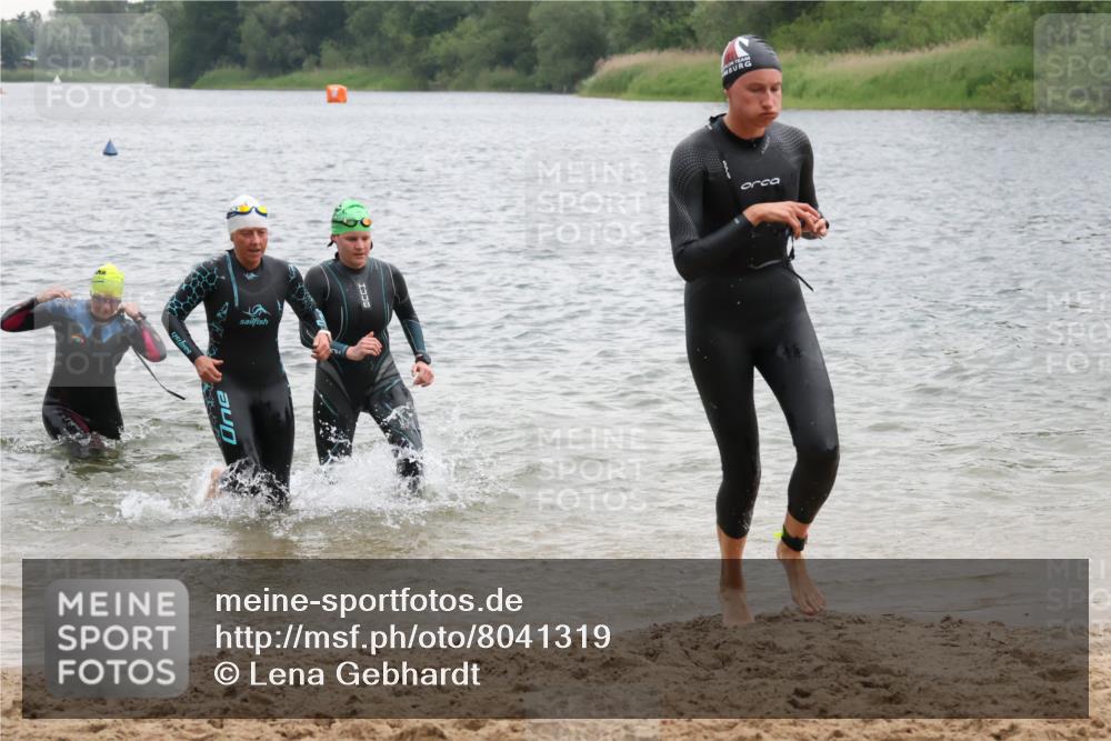 21.06.2025 - 27. Vierlanden-Triathlon Lena Gebhardt http://msf.ph/oto/8041319 15.06.2025 13:06:51 Schwimmen 1166, 1167, 1175, 1191, 1200, 1205, 1210, 1215, 1217 meine-sportfotos.de