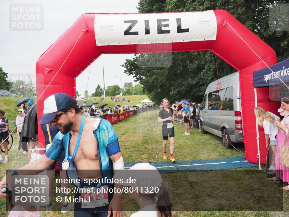 21.06.2025 - 27. Vierlanden-Triathlon MichiJ http://msf.ph/oto/8041320 15.06.2026 13:28:34 Ziel 113, 670, 751 meine-sportfotos.de