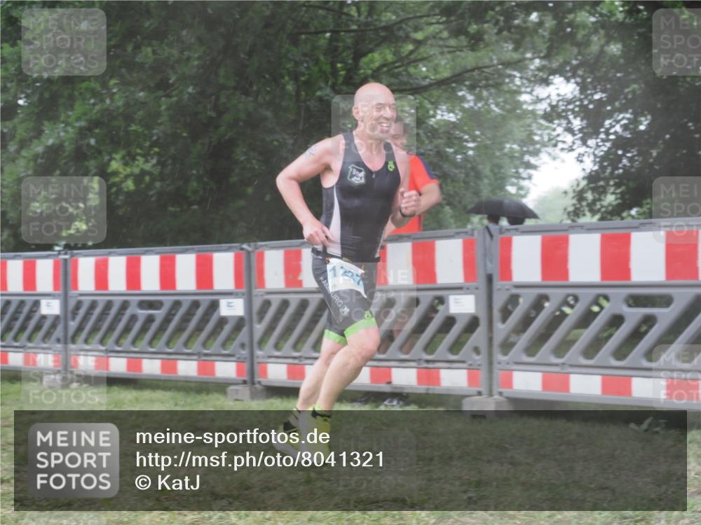 21.06.2025 - 27. Vierlanden-Triathlon KatJ http://msf.ph/oto/8041321 15.06.2025 14:31:43 Ziel 1237 meine-sportfotos.de