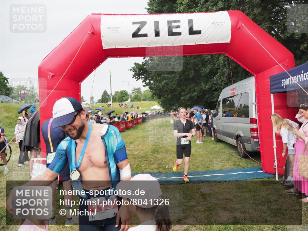 21.06.2025 - 27. Vierlanden-Triathlon MichiJ http://msf.ph/oto/8041326 15.06.2026 13:28:34 Ziel 113, 670, 751 meine-sportfotos.de
