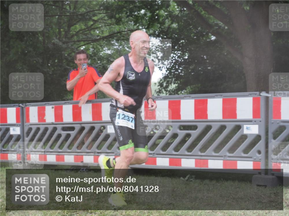 21.06.2025 - 27. Vierlanden-Triathlon KatJ http://msf.ph/oto/8041328 15.06.2025 14:31:44 Ziel 1237 meine-sportfotos.de