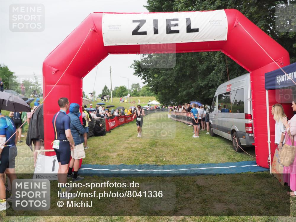 21.06.2025 - 27. Vierlanden-Triathlon MichiJ http://msf.ph/oto/8041336 15.06.2026 13:29:00 Ziel 706 meine-sportfotos.de