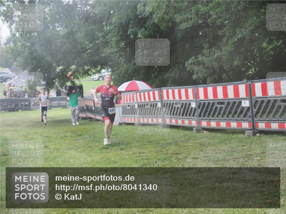 21.06.2025 - 27. Vierlanden-Triathlon KatJ http://msf.ph/oto/8041340 15.06.2025 14:32:42 Ziel 71, 1179 meine-sportfotos.de