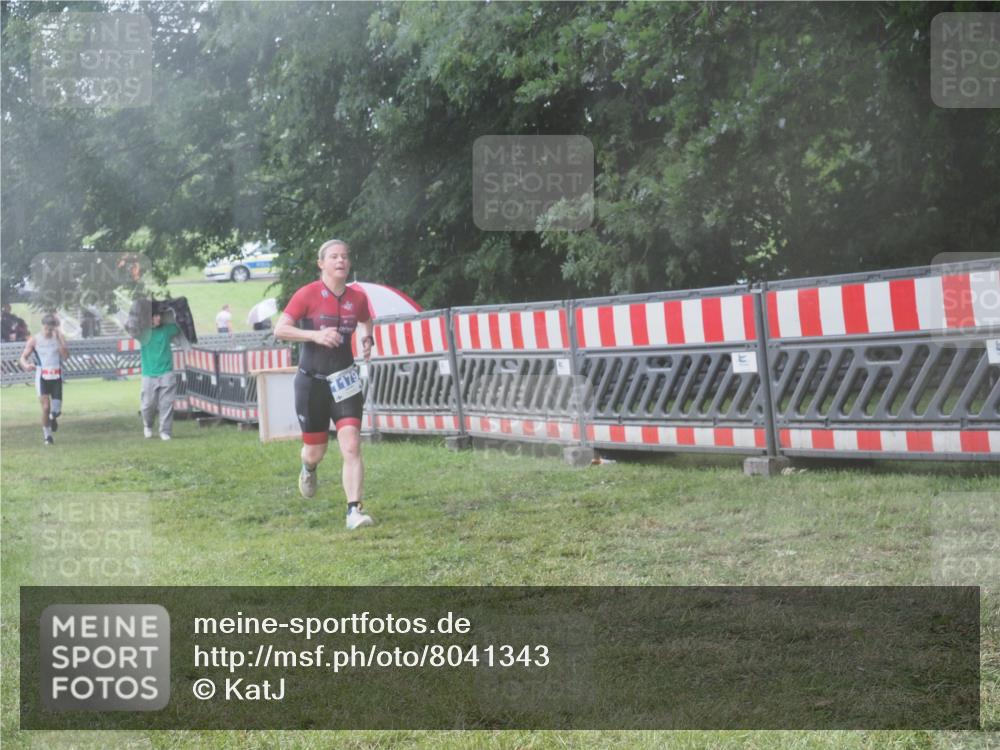 21.06.2025 - 27. Vierlanden-Triathlon KatJ http://msf.ph/oto/8041343 15.06.2025 14:32:43 Ziel 71, 1179 meine-sportfotos.de