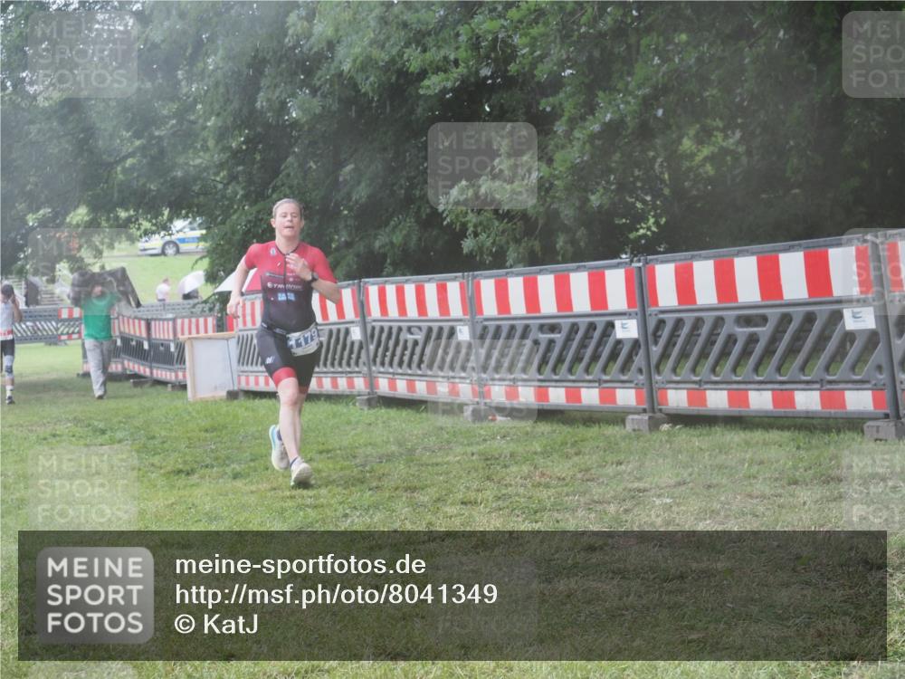 21.06.2025 - 27. Vierlanden-Triathlon KatJ http://msf.ph/oto/8041349 15.06.2025 14:32:43 Ziel 71, 1179 meine-sportfotos.de