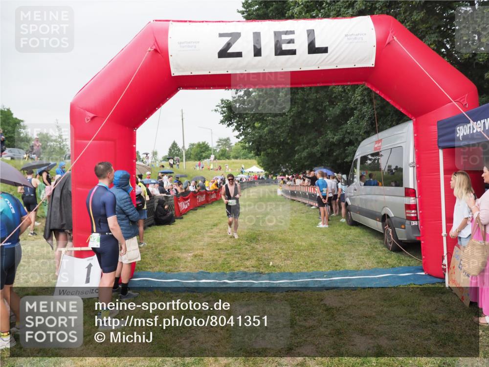 21.06.2025 - 27. Vierlanden-Triathlon MichiJ http://msf.ph/oto/8041351 15.06.2026 13:29:01 Ziel 706 meine-sportfotos.de