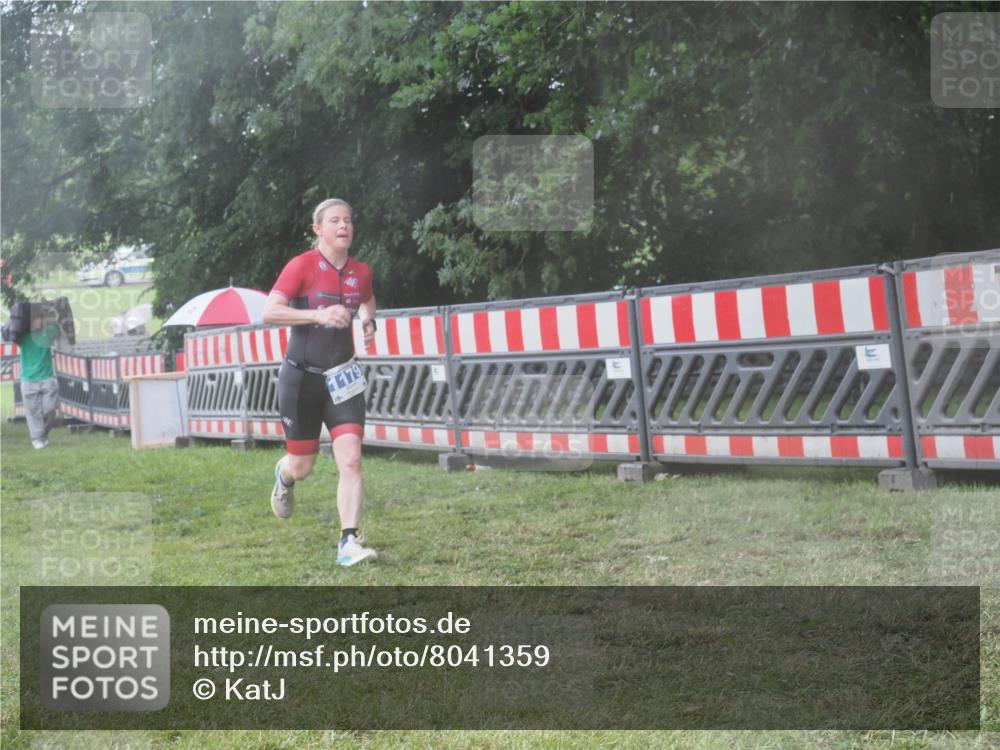 21.06.2025 - 27. Vierlanden-Triathlon KatJ http://msf.ph/oto/8041359 15.06.2025 14:32:44 Ziel 71, 1179 meine-sportfotos.de