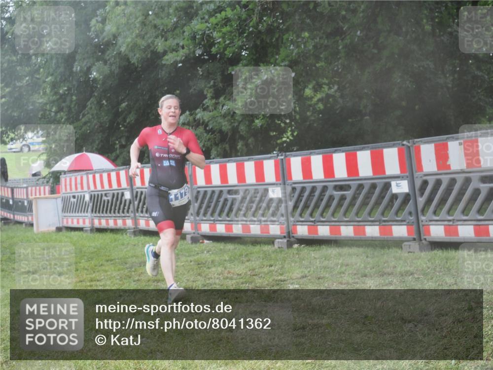 21.06.2025 - 27. Vierlanden-Triathlon KatJ http://msf.ph/oto/8041362 15.06.2025 14:32:44 Ziel 71, 1179 meine-sportfotos.de