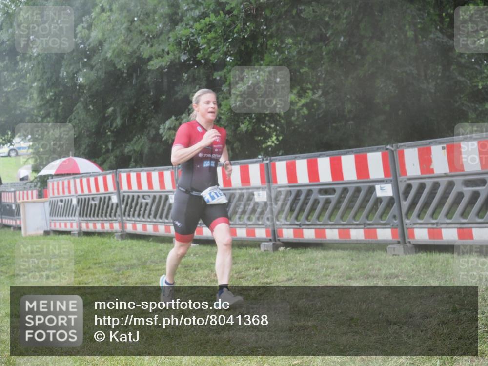 21.06.2025 - 27. Vierlanden-Triathlon KatJ http://msf.ph/oto/8041368 15.06.2025 14:32:44 Ziel 71, 1179 meine-sportfotos.de