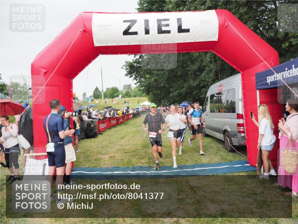 21.06.2025 - 27. Vierlanden-Triathlon MichiJ http://msf.ph/oto/8041377 15.06.2026 13:29:18 Ziel 9, 952 meine-sportfotos.de