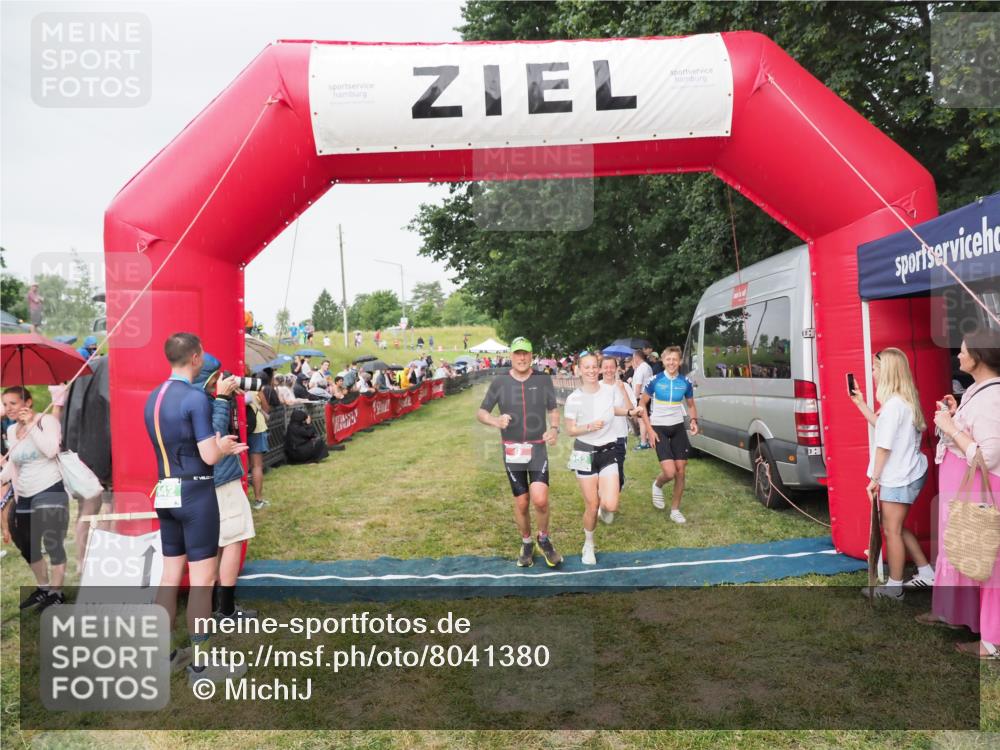 21.06.2025 - 27. Vierlanden-Triathlon MichiJ http://msf.ph/oto/8041380 15.06.2026 13:29:18 Ziel 9, 952 meine-sportfotos.de