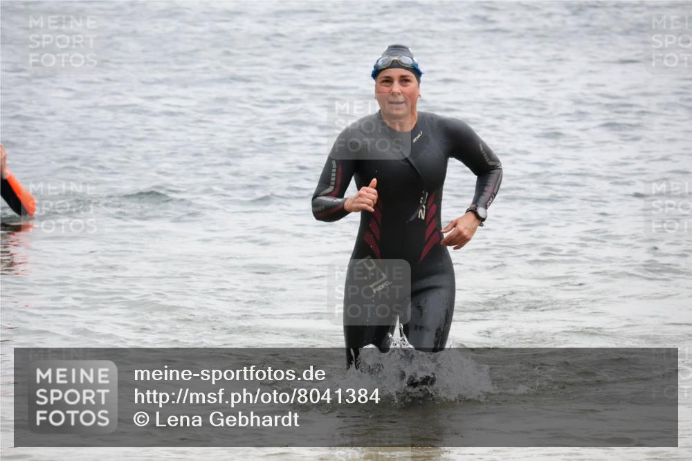 21.06.2025 - 27. Vierlanden-Triathlon Lena Gebhardt http://msf.ph/oto/8041384 15.06.2025 13:07:07 Schwimmen 1166, 1200, 1205, 1218 meine-sportfotos.de