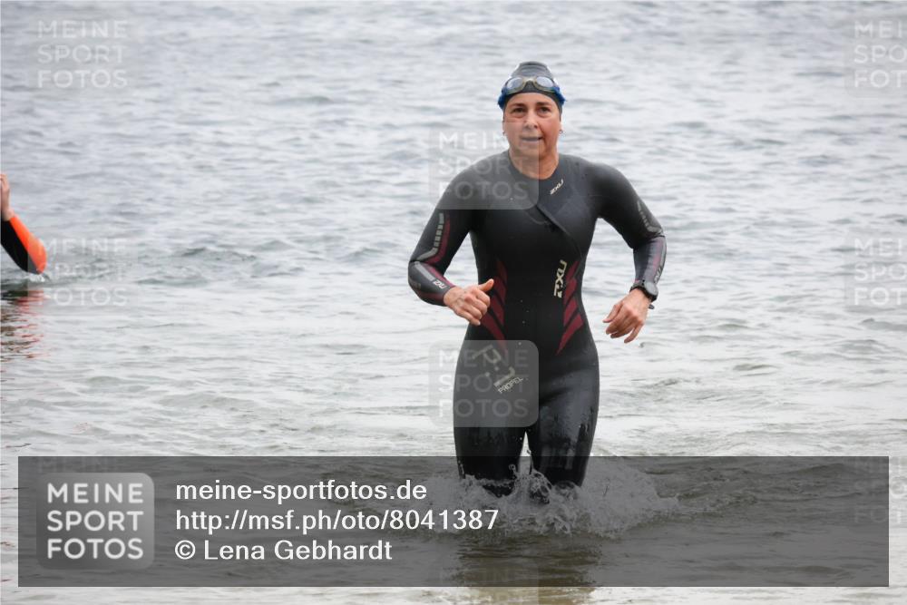 21.06.2025 - 27. Vierlanden-Triathlon Lena Gebhardt http://msf.ph/oto/8041387 15.06.2025 13:07:07 Schwimmen 1166, 1200, 1205, 1218 meine-sportfotos.de