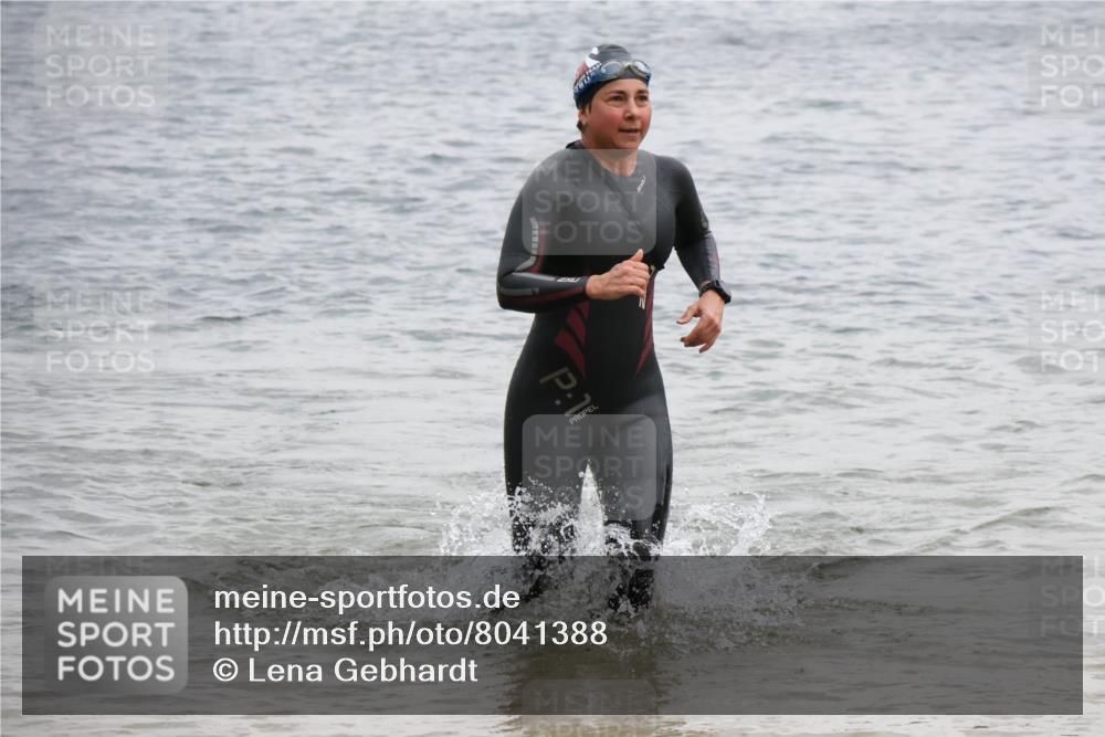 21.06.2025 - 27. Vierlanden-Triathlon Lena Gebhardt http://msf.ph/oto/8041388 15.06.2025 13:07:08 Schwimmen 1166, 1200, 1218 meine-sportfotos.de