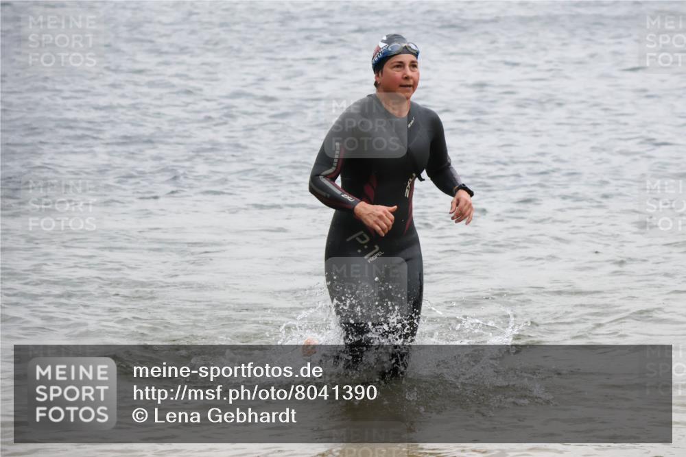 21.06.2025 - 27. Vierlanden-Triathlon Lena Gebhardt http://msf.ph/oto/8041390 15.06.2025 13:07:08 Schwimmen 1166, 1200, 1218 meine-sportfotos.de