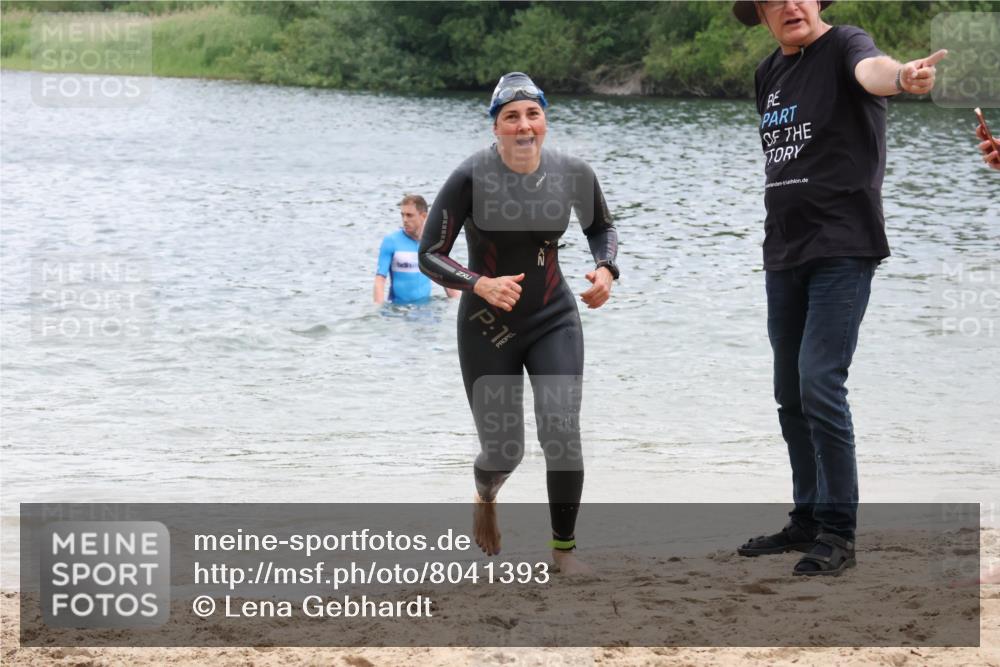 21.06.2025 - 27. Vierlanden-Triathlon Lena Gebhardt http://msf.ph/oto/8041393 15.06.2025 13:07:11 Schwimmen 1196, 1218 meine-sportfotos.de