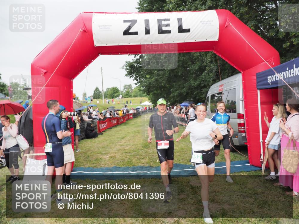 21.06.2025 - 27. Vierlanden-Triathlon MichiJ http://msf.ph/oto/8041396 15.06.2026 13:29:19 Ziel 9, 952 meine-sportfotos.de