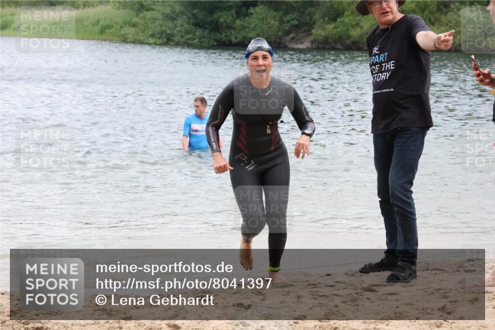 21.06.2025 - 27. Vierlanden-Triathlon Lena Gebhardt http://msf.ph/oto/8041397 15.06.2025 13:07:11 Schwimmen 1196, 1218 meine-sportfotos.de