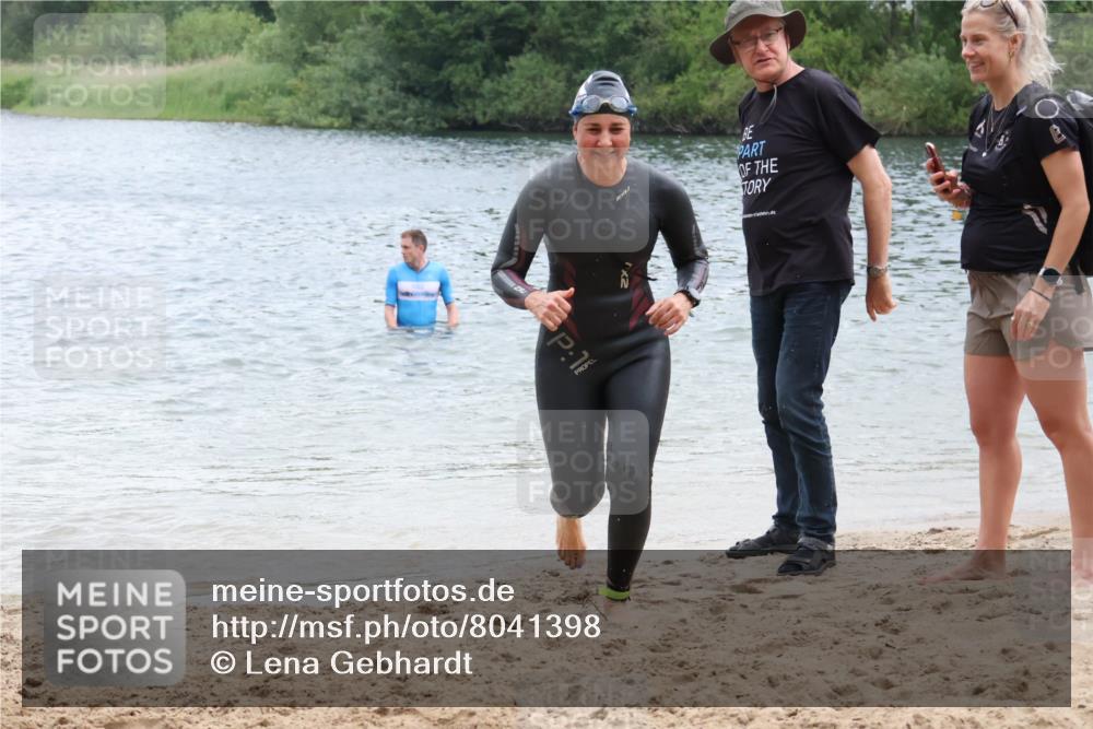 21.06.2025 - 27. Vierlanden-Triathlon Lena Gebhardt http://msf.ph/oto/8041398 15.06.2025 13:07:11 Schwimmen 1196, 1218 meine-sportfotos.de