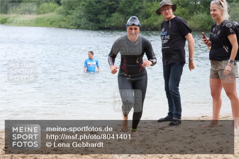 21.06.2025 - 27. Vierlanden-Triathlon Lena Gebhardt http://msf.ph/oto/8041401 15.06.2025 13:07:11 Schwimmen 1196, 1218 meine-sportfotos.de