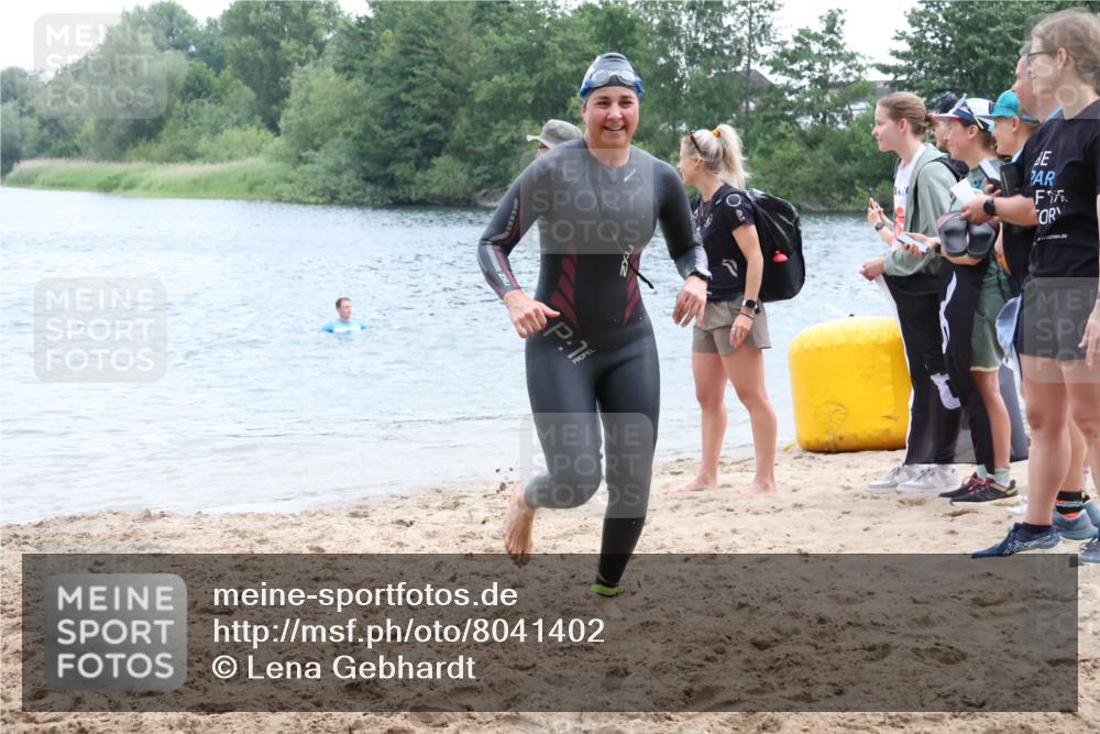 21.06.2025 - 27. Vierlanden-Triathlon Lena Gebhardt http://msf.ph/oto/8041402 15.06.2025 13:07:13 Schwimmen 1172, 1196, 1218 meine-sportfotos.de