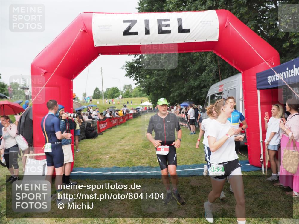 21.06.2025 - 27. Vierlanden-Triathlon MichiJ http://msf.ph/oto/8041404 15.06.2026 13:29:19 Ziel 9, 952 meine-sportfotos.de