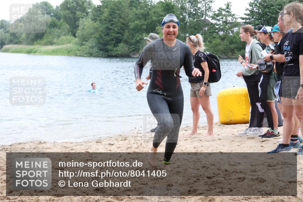 21.06.2025 - 27. Vierlanden-Triathlon Lena Gebhardt http://msf.ph/oto/8041405 15.06.2025 13:07:13 Schwimmen 1172, 1196, 1218 meine-sportfotos.de