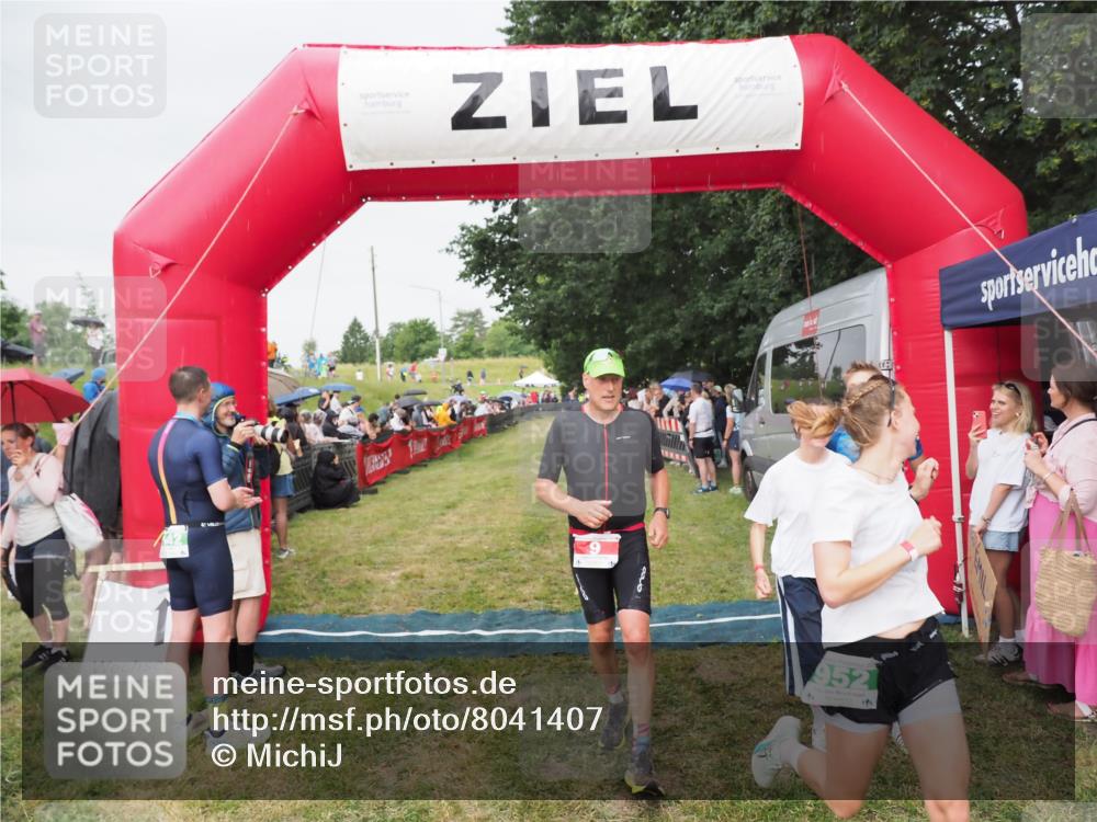 21.06.2025 - 27. Vierlanden-Triathlon MichiJ http://msf.ph/oto/8041407 15.06.2026 13:29:19 Ziel 9, 952 meine-sportfotos.de